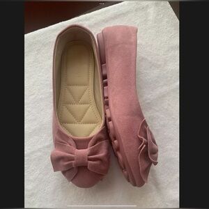 Women’s pink bow flats